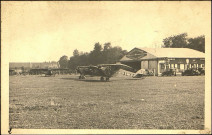 Aérodrome de Dury. Avions Potez devant un hangar de l'aéro-club de la Somme, section touristique d'Amiens