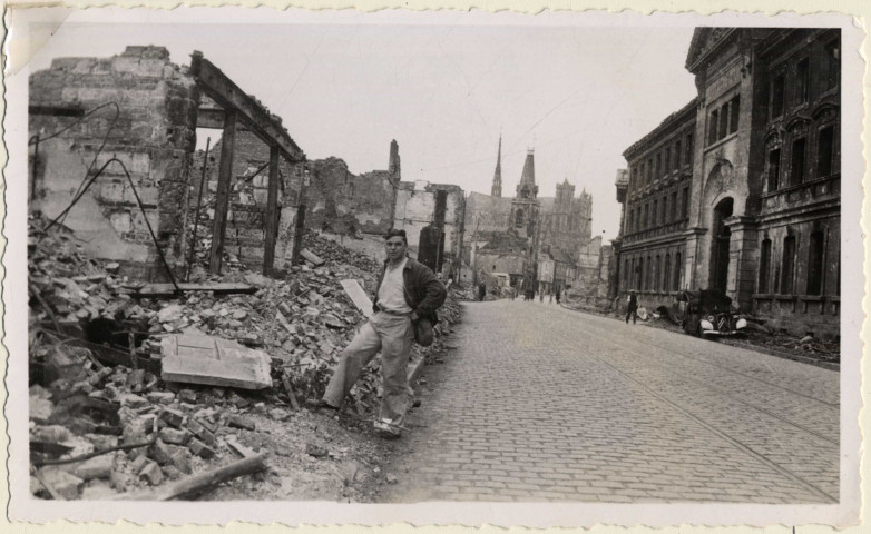 Amiens. L'Hôtel-Dieu et la rue Saint-Leu après les bombardements de 1940