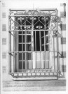 Grille de fenêtre en fer forgé d'une maison particulière située 5 rue du Soleil à Amiens