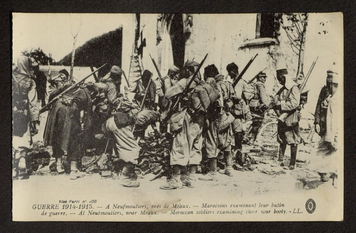 GUERRE 1914-1915. A NEUFMOUTIERS, PRES DE MEAUX. MAROCAINS EXAMINANT LEUR BUTIN DE GUERRE. AT NEUFMOUTIERS, NEAR MEAUX. MOROCCAN SOLDIERS EXAMINING THEIR WAR BOOTY