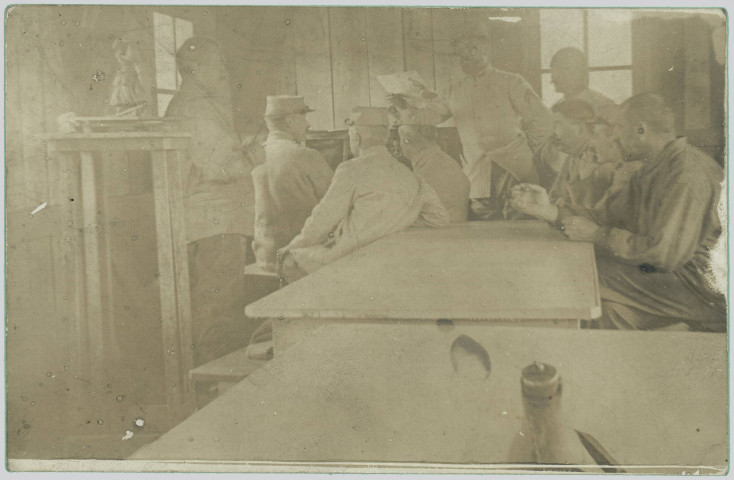 CARTE-PHOTO REPRESENTANT DES SOLDATS FRANCAIS DANS UNE CABANE EN PLANCHES