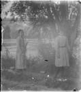 Portrait de fillettes au bord d'un étang