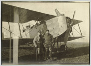 Photographie montrant deux hommes dont un avec une canne posant devant un avion biplace de reconnaissance Breguet Bre 14 A2