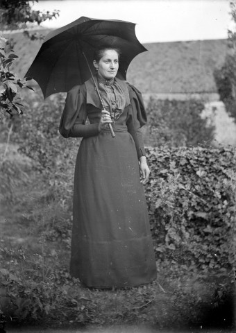 Portrait de femme au parapluie