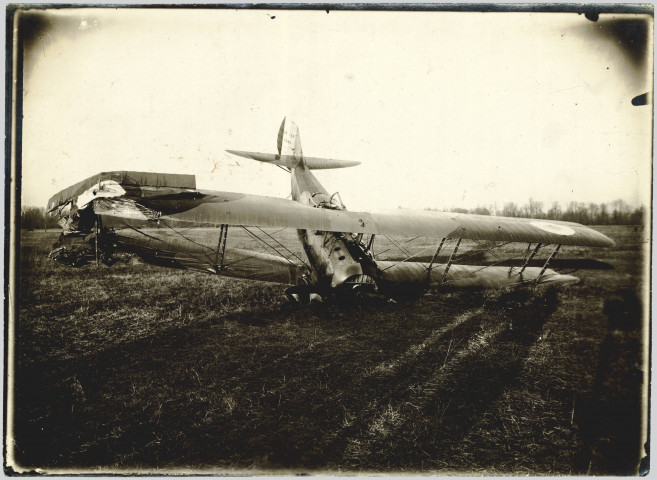 Photographie montrant un avion de chasse français SPAD XV (6249) écrasé. Aile droite endommagée, nez au sol. Ayant appartenu à Mr Langenfeld