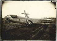 Photographie montrant un avion de chasse français SPAD XV (6249) écrasé. Aile droite endommagée, nez au sol. Ayant appartenu à Mr Langenfeld
