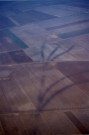 Photographie aérienne prise par François Vasselle en avril 1963, montrant les traces dans un champ de Warfusée, d'une ligne de chemin de de fer datant de la première guerre mondiale