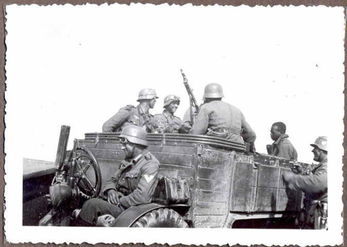 Environs d'Abbeville. Un soldat sénégalais fait prisonnier sous escorte allemande dans un convoi