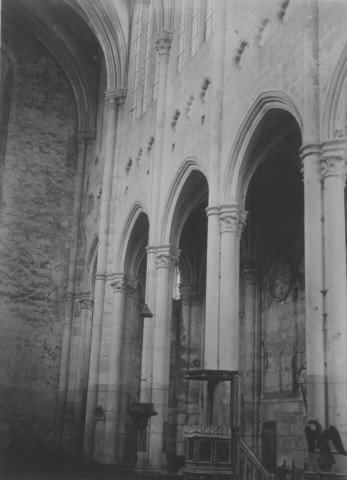 Intérieur de l'église de l'abbaye de Saint-Martin-aux-Bois (Oise): la nef prise du choeur
