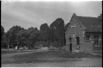 Pierrepont-sur-Âvre (Somme). Les ruines de la mairie et de l'école des garçons