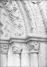 Détails sculptés du portail de l'église Saint-Pierre de Roye