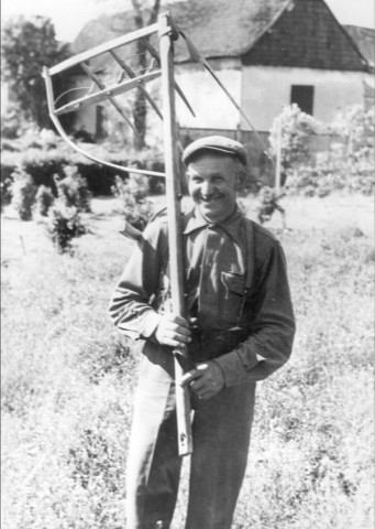 Coisy. Portrait d'un ouvrier agricole, Joseph Zwiderski, portant sa faux