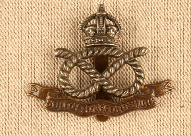 Cap badge en métal du South Staffordshire Regt. ayant appartenu à Frank Flintham