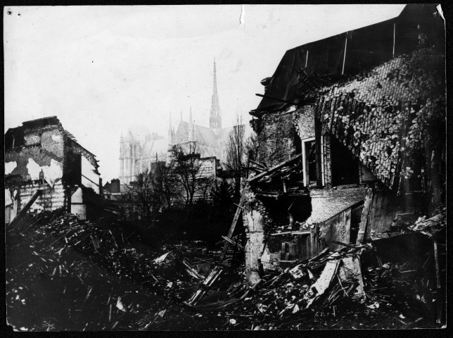 Amiens. Les ruines autour de la cathédrale après les bombardements de 1918