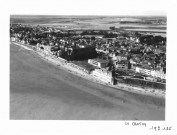 Le Crotoy. Vue aérienne du littoral et de la ville depuis la Baie de Somme