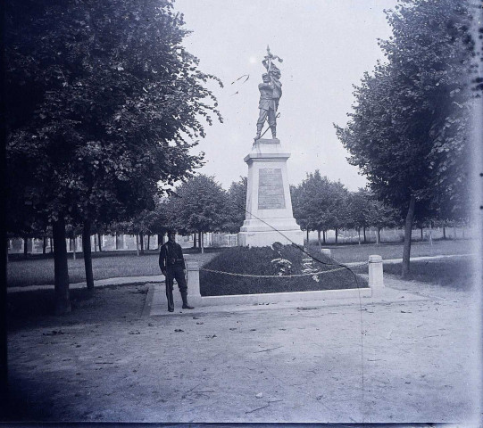 Pont-Sainte-Maxence (Oise). Manoeuvres militaires de Picardie du 2e Corps d'Armée : soldat posant près du monument élevé le 5 mai 1907 à la gloire des soldats morts pour la Patrie en 1870-1871