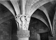 La salle du chapître à Nesle : vue de détail d'un chapiteau armorié et des voûtes