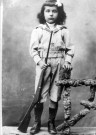Querrieu. Portrait en studio d'une jeune fille : Charlotte Lefebvre posant avec un fusil de chasse