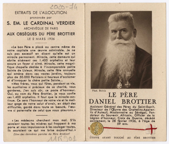 Père Daniel Brottier, assistant général des Pères du Saint-Esprit, Directeur de l'Oeuvre des Orphelins-Apprentis d'Auteuil, missionnaire au Sénégal, Fondateur du Souvenir Africain, Officier de la Légion d'Honneur, Croix de Guerre, décédé saintement le 28 février 1938 à l'âge de 59 ans. Etoffe ayant touché au Père Brottier. Extrait de l'allocation prononcée par le Cardinal Verdier archevêque de Paris lors de ses obsèques le 2 mars 1936