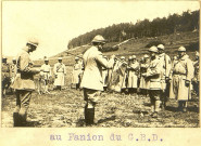 Revue militaire de la 127e Division le 29 mai 1918 à Rupt-en-Woëvre : remise de la croix de guerre au Fanion du GBD porté par le pharmacien auxiliaire Torne, mutilé de guerre