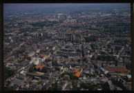 Amiens. Vue aérienne. La cathédrale Notre-Dame, le tribunal, les quatiers Nord