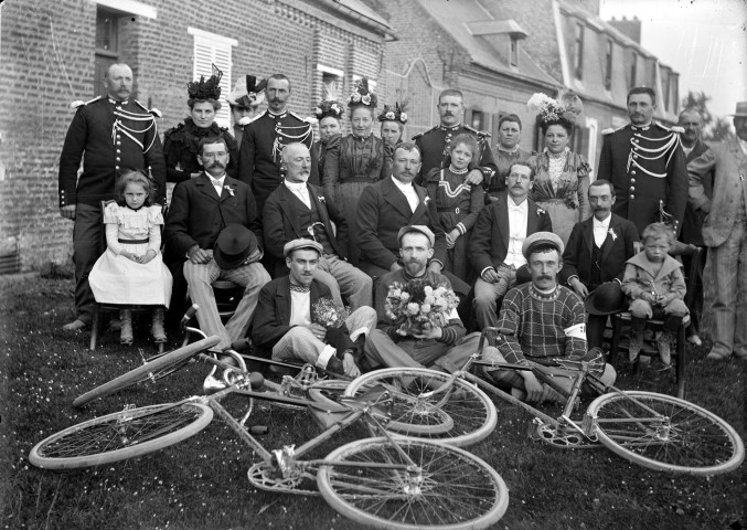 Photographie de groupe après la remise des prix aux gagnants d'une course cycliste dans un village de la Somme