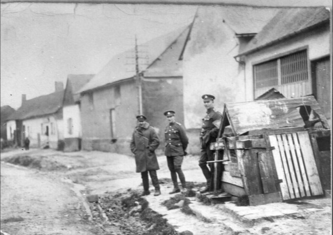 Rubempré. La rue de Là-Haut : soldats anglais devant le puits