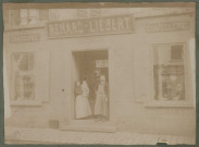 Devanture du magasin "Renard-Liébert" à Corbie, chaussures, chapellerie, réparations, gaaloches, sabots