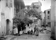 Portrait de femmes et enfants posant dans une rue d'Issoire
