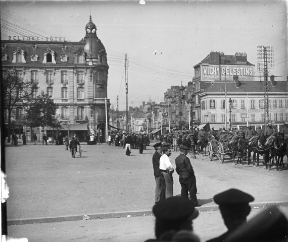 Fin août-début septembre 1914, militaires allemands défilant défilant à Amiens (Belfort Hôtel)