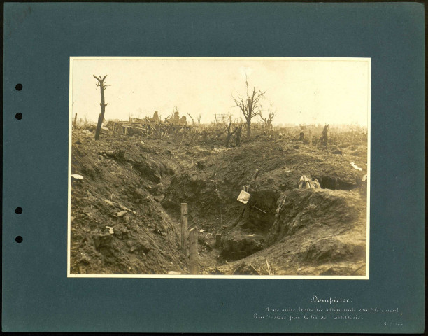 Dompierre (Somme). Une tranchée allemande complètement boulversée par les tirs de l'artillerie française