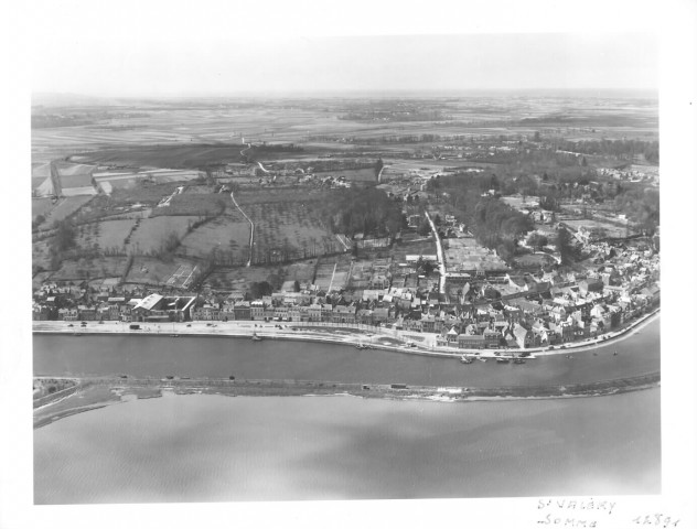 Saint-Valery-sur-Somme. Vue aérienne de la ville, le port et le Canal de la Somme