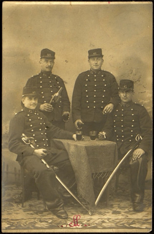 Carte photo représentant quatre soldats des 12e et 22e Régiments d'Artillerie, dont Louis Sy (1883-19??)