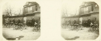 Manoeuvres militaires de Picardie du 2e Corps d'Armée : Compagnie cycliste devant une grande bâtisse dans un village de la Somme ou de l'Oise