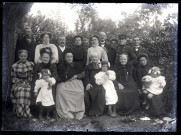 Scène de la vie quotidienne d'une famille bourgeoise. Photographie de famille avec un abbé