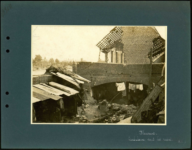 Flaucourt (Somme). Camp de fortune de l'ambulance militaire dans les ruines du village