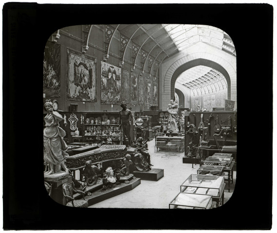 Paris, exposition universelle de 1878. Galerie rétrospective (statues, vases, instruments de musiques, etc.)