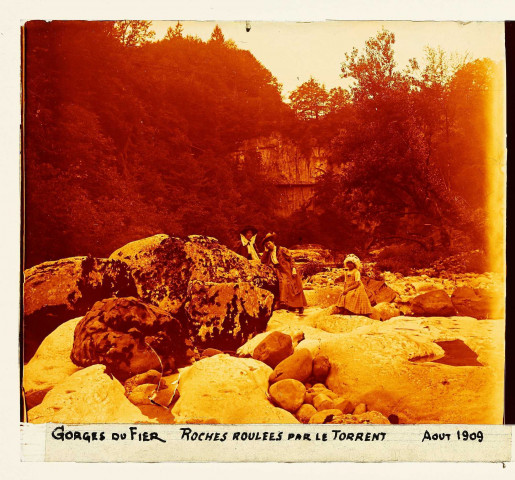 Gorges du Fier. Roches roulées par le torrent