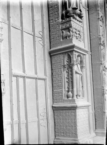 Cathédrale, portail du Sauveur : détail des sculptures ornant la base du Trumeau