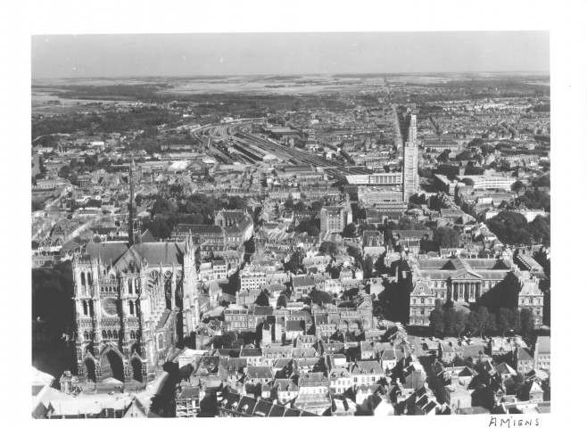 Amiens. Vue aérienne de la ville : la cathédrale, le centre ville, la gare, la tour Perret, le palais de justice