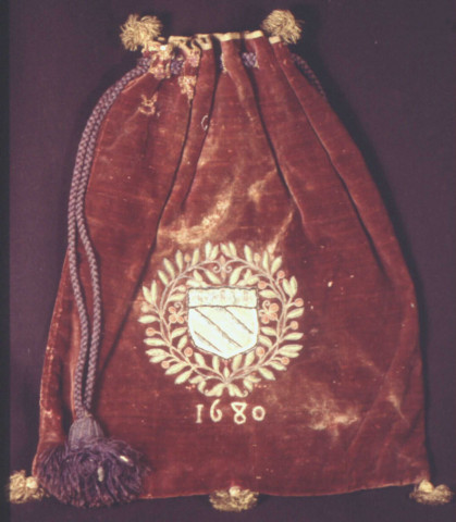 Tasce (sac de velours portant les armoiries de la ville brodées) du mayeur d'Abbeville servant à protéger le sceau de la ville
