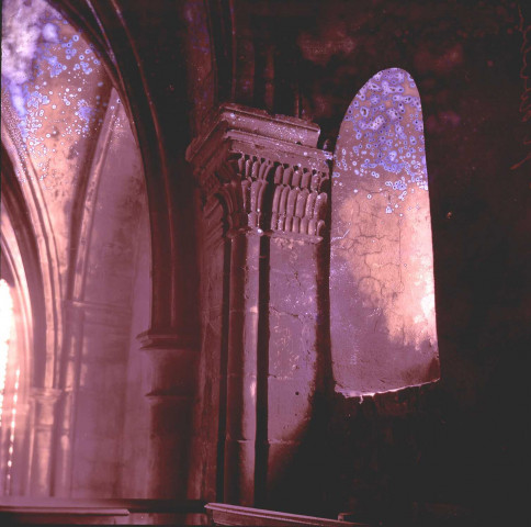 Eglise vue intérieure : détail de voûte et de sculpture d'un pilier