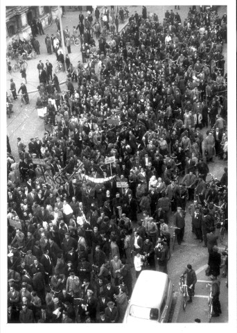 Cinquième République. Manifestation place de l'hôtel-de-ville à Amiens, à l'appel du C.D.L. (comité de Défense des Libertés républicaines) contre le Général de Gaulle, 29 mai 1958