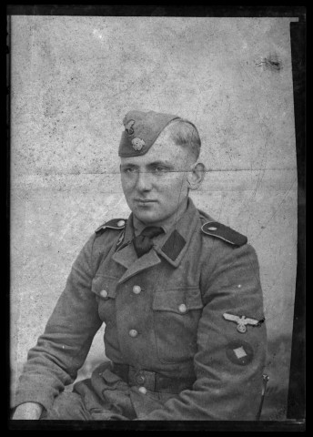 Portrait d'un militaire de rang de la 9e Panzerdivision SS Hohenstaufen, une des trente-huit divisions de Waffen-SS. Oberschütze / Obermann (Fusilier de première classe)