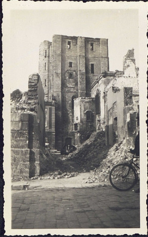 Abbeville. Hôtel de ville vue de face, ruines du 20 mai 1941