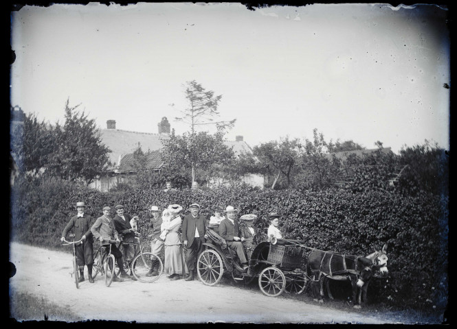Environs de Martinsart (Somme). Famille Danel, balade à vélo et en carriole tirée par deux ânes