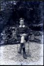 Portrait d'Henri assis dans le jardin familial