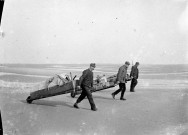 Un groupe de chasseurs transportant les huttes de chasse appelées "cercueils"
