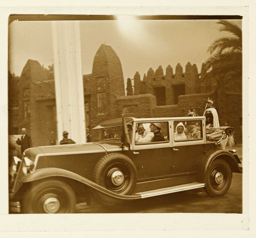 Exposition coloniale internationale : passage d'un véhicule automobile avec le Maréchal Lyautey et le sultan du Maroc