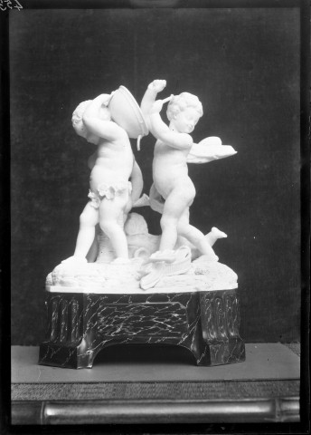 Statuette montéte sur socle en marbre représentant trois enfants
